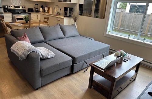 Maple Ridge House | New, Spacious 2 Bedrooms Suite in Downtown Maple Ridge with free parking !