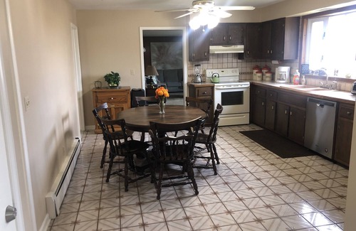 DeWitt House | NEW! SPACIOUS 4BDRM CLOSE to SYRC Univ & DWNTWN.