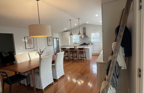 Portsmouth House | New, Spacious & Comfortable Home-Minutes to Newport & beaches. Walk to water.
