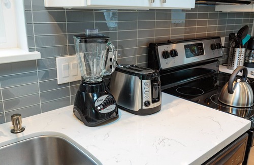 Fremont Cottage | New Stand Alone Private Backyard Cottage - A/C, Blocks to Zoo, Bus Line, Coffee