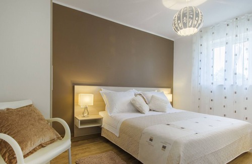 Vinisce Cabin | NEW STONE VILLA WITH HEATED POOL