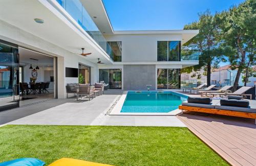 Podstrana Villa | NEW Stylish 5-bedroom villa Aride with pool, sea views