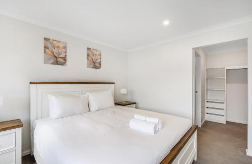 Austins Ferry Apartment | New Stylish Family Escape with Deck - 7 mins to MONA