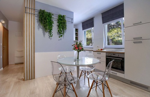 Gradac Apartment | ☼New & sunny apartment with balcony, parking space, bicycles & 3 min to beach☼