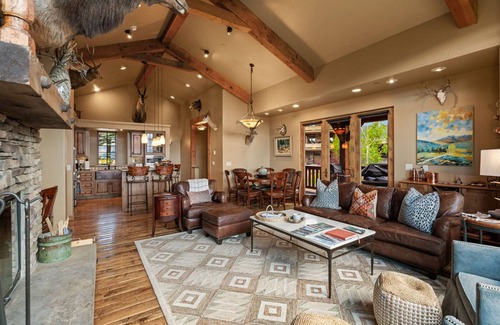 Big Sky Ski Chalet | *New to Market* Beautiful 4 Bedroom Ski In/Out Big Sky Home