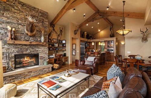 Big Sky Ski Chalet | *New to Market* Beautiful 4 Bedroom Ski In/Out Big Sky Home