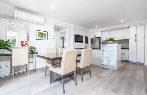 Crestwood Apartment | New to VRBO: Renovated Townhouse Close to the CBD and Schools