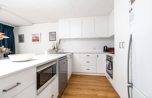 Kingston Apartment | New to VRBO: Stylish apt facing the historic Telopea Park