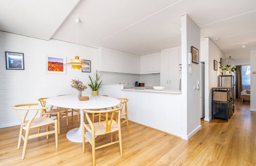 Kingston Apartment | New to VRBO: Stylish apt facing the historic Telopea Park