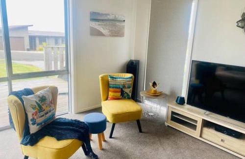 Cable Bay House | New with a View & Only 500 metres to the Beach!