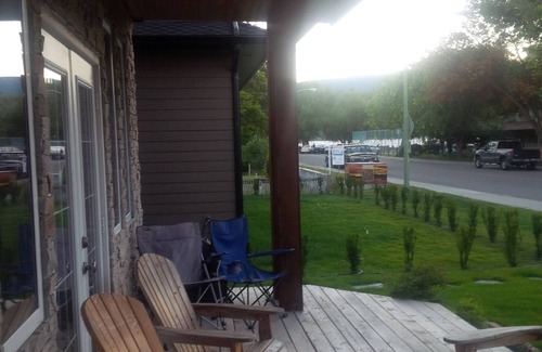 South Pandosy House | Newer 5 bedroom house less than half a block from lake, sleep 10