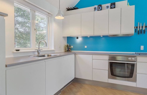 Fjellerup Strand House | Newer cottage with 3 bedrooms and loft - 150m to the beach - hottub