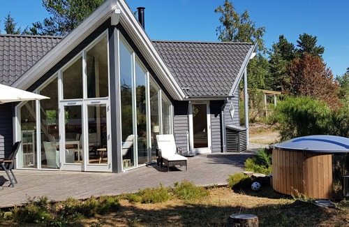 Fjellerup Strand House | Newer cottage with 3 bedrooms and loft - 150m to the beach - hottub