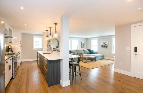 Yachting Village House | Newly built 5 star house in the heart of Newport's Yachting Village