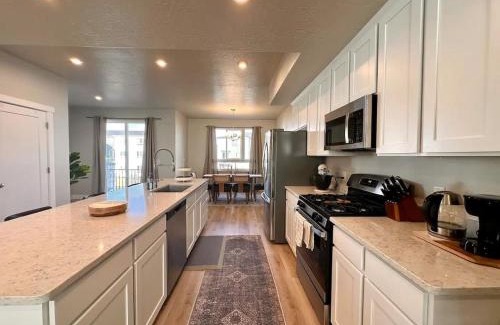 American Fork House | Newly Built Chic Utah Valley Gem l Theo