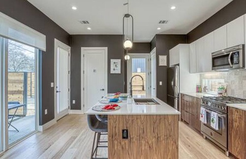 Chestnut House | Newly Constructed 2 BDRM I Work Remotely mins to DT/Airport/Top SXSW Spots!