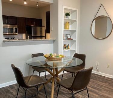 Riverside Terrace Apartment | Newly Furnished 1BR Apartment w/Hermann Park View