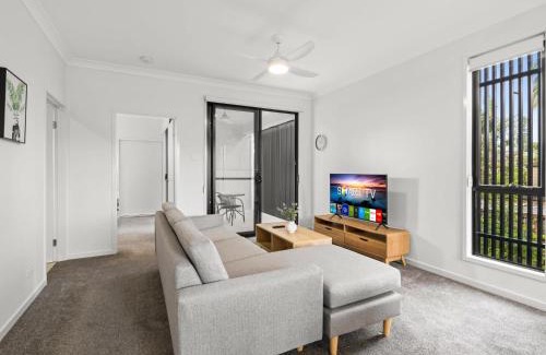 Southport House | Newly Furnished Spacious 3BR Townhouse at GC