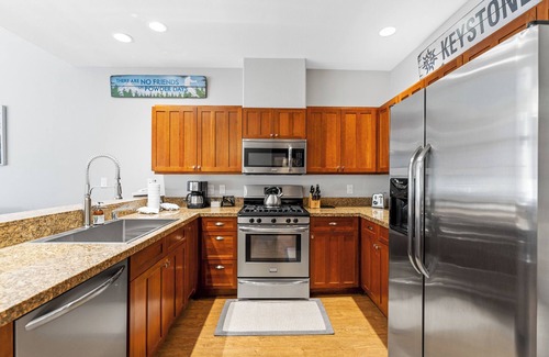Keystone House | **Newly Listed** 3B/3BA Townhome Near River Run Village, With Slope View!