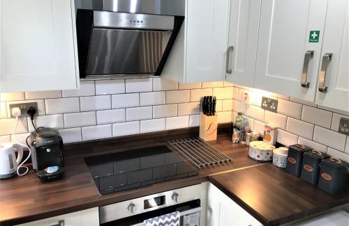 Thamesfield Apartment | Newly Refurb Period 1-Bed Apartment with Roof Terrace, 47 sqm-500 sqft, in Putney near River Thames