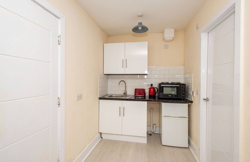 London Borough of Bromley Apartment | NEWLY REFURBISHED Studio, 20 mins to London Bridge