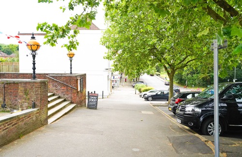 London Borough of Bromley Apartment | NEWLY REFURBISHED Studio, 20 mins to London Bridge