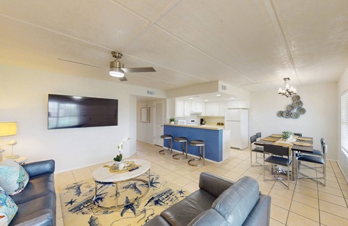 South Padre Island Condo | Newly remodeled Condo Near the Beach with WiFi, Shared Pool - Snowbirds Welcome
