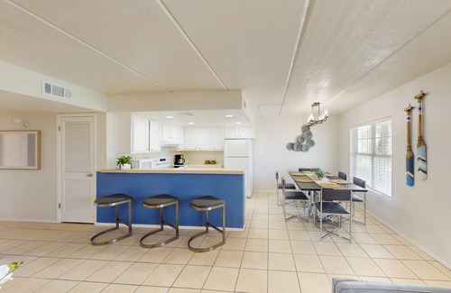 South Padre Island Condo | Newly remodeled Condo Near the Beach with WiFi, Shared Pool - Snowbirds Welcome