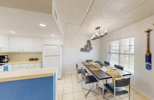 South Padre Island Condo | Newly remodeled Condo Near the Beach with WiFi, Shared Pool - Snowbirds Welcome