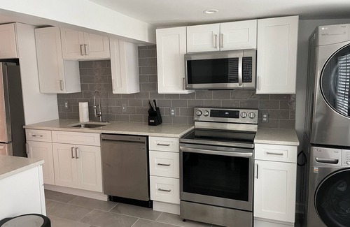 South Hyde Park House | Newly renovated 2 bed unit