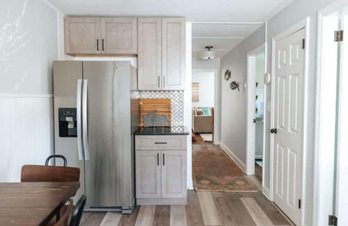 Fifth Ward House | Newly Renovated 2BR/1BA | Walk to Beach & Thames