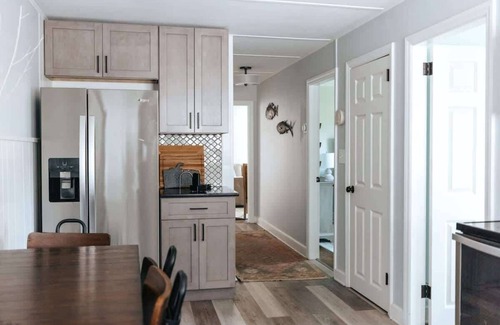 Fifth Ward House | Newly Renovated 2BR/1BA | Walk to Beach & Thames