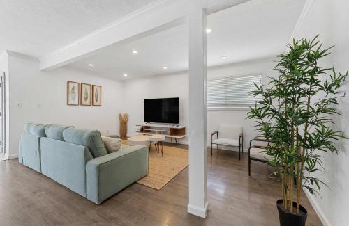 Port Arthur House | Newly Renovated 6BR 3BA Port Arthur Holiday Home with Hot Tub
