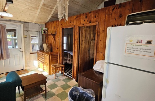 Lindsay Cabin | Newly Renovated 2 Bedroom Cabin - Sandy Beach/Firepit/Boating & More