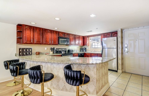 Gatlinburg Condo | Newly-Renovated Condo w/Mtn Views - Walk to Dtwn!