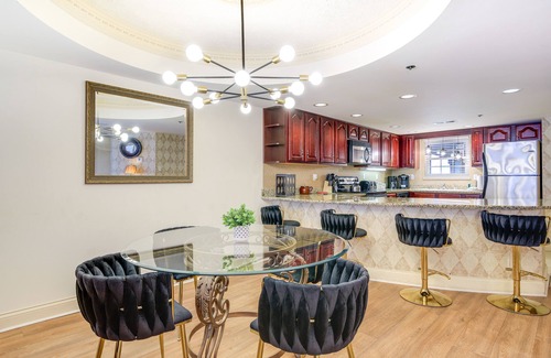 Gatlinburg Condo | Newly-Renovated Condo w/Mtn Views - Walk to Dtwn!