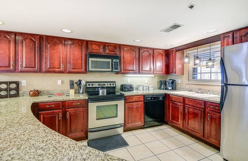 Gatlinburg Condo | Newly-Renovated Condo w/Mtn Views - Walk to Dtwn!