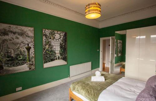 Glasgow Westend Apartment | Newly Renovated Flat in Trendy Finnieston