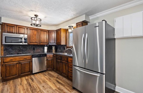 Burley House | Newly Renovated, Modern Sleeps 21, Newly added AC/Heating units in each bedroom.