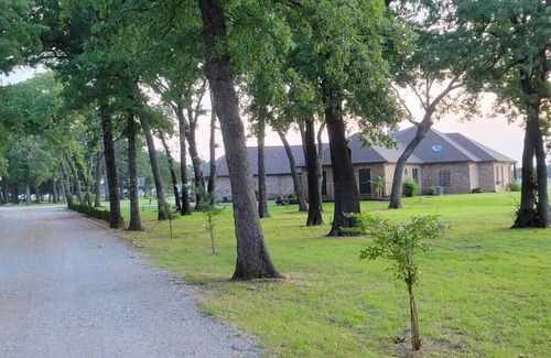 Weston House | Newly Renovated Private Ranch Get-A-Way