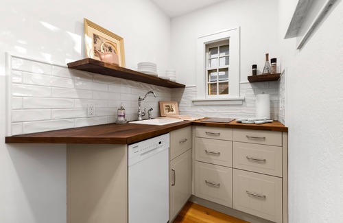 Regina House | Newly renovated tiny character home nestled in popular historic neighbourhood!