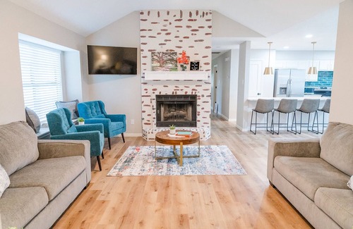 Southern Plantation House | Newly renovated home w/hand-painted "HOWDY" mural, game/bunk room & pool table