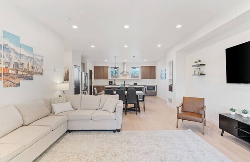 People's Freeway House | NewModernTownhouse+Sleeps10+Neardowntown&Skiing