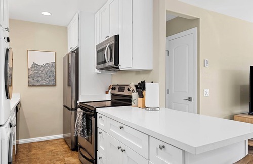 Balboa Peninsula House | Newport Beach Balboa Peninsula 2BR King Bed Wifi Steps to Sand Beach Gear
