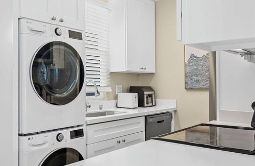Balboa Peninsula House | Newport Beach Balboa Peninsula 2BR King Bed Wifi Steps to Sand Beach Gear