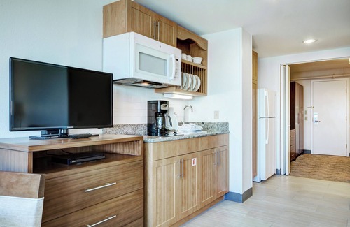 Yachting Village Resort | Newport Harbor, Rhode Island: 1BR w/City Views, FREE Wi-Fi, Close to Attractions
