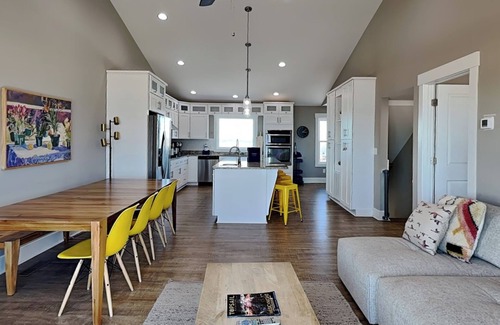 Topsail Beach House | Next to Sea Gallery | Great Views + Walk to Beach!
