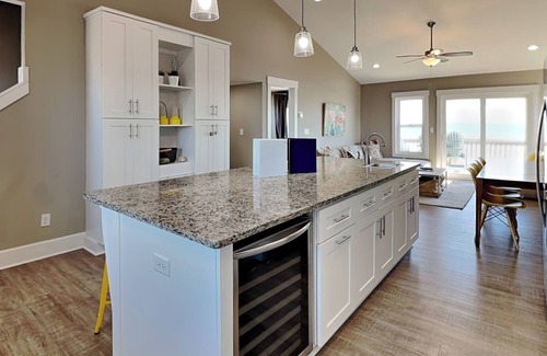 Topsail Beach House | Next to Sea Gallery | Great Views + Walk to Beach!