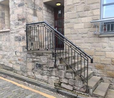 Old Town Apartment | Next to the Palace and Royal Mile with parking