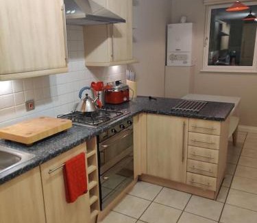 Old Town Apartment | Next to the Palace and Royal Mile with parking